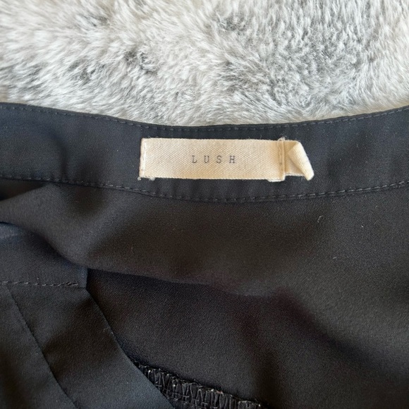 LUSH Deep V Neck Blouse 3/4 Button Sleeve Size M - Picture 5 of 5